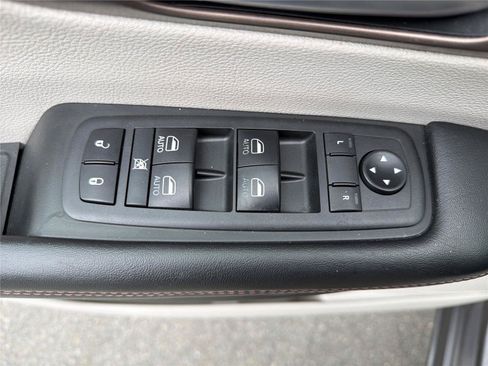 Used 2018 Chrysler Pacifica Touring-L Plus FWD image 23