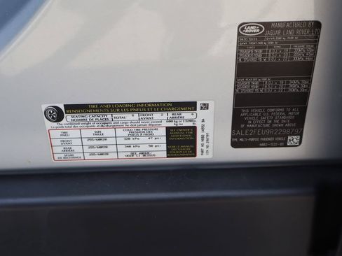 Used 2024 Land Rover Defender 130 X-Dynamic SE AWD/4WD image 29