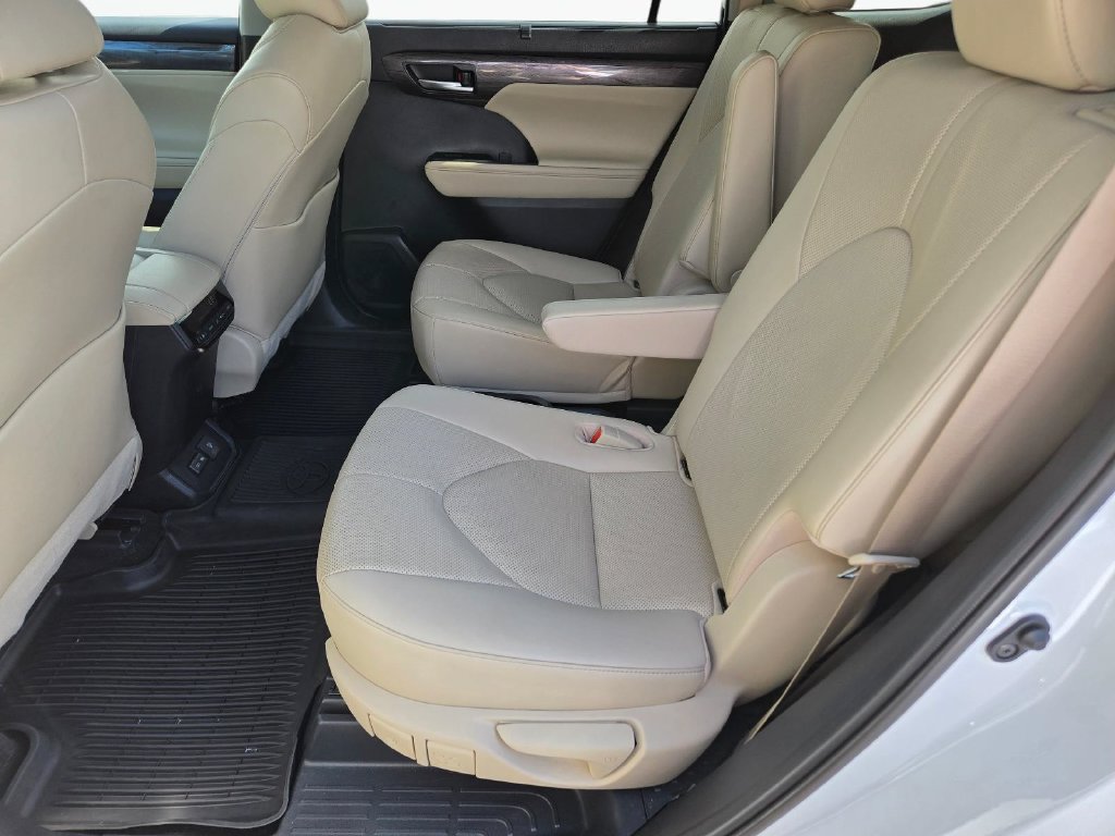 Used 2023 Toyota Highlander Limited FWD image 18