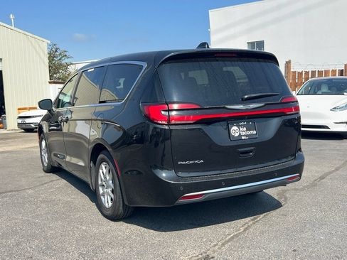 Used 2023 Chrysler Pacifica Touring-L FWD image 7