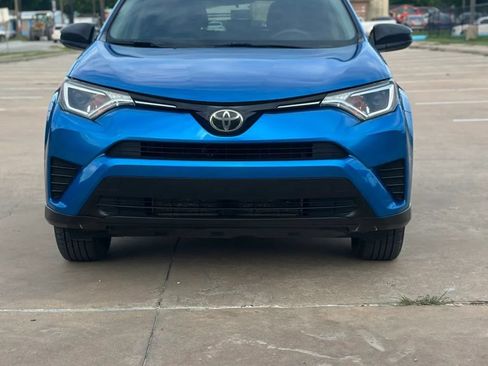 Used 2018 Toyota RAV4 LE FWD image 2