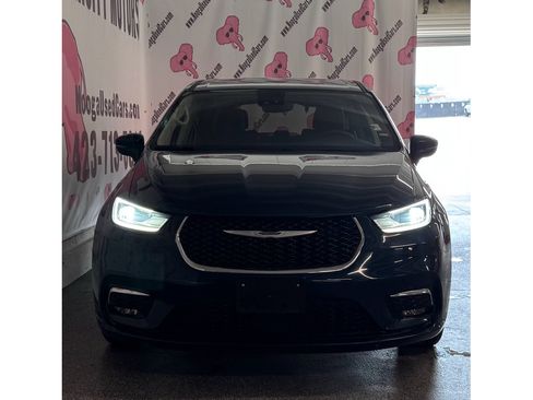 Used 2023 Chrysler Pacifica Touring-L FWD image 5