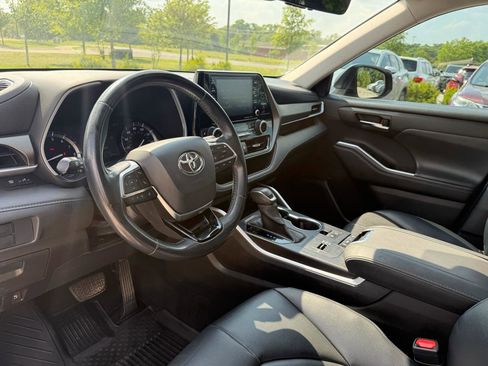 Used 2020 Toyota Highlander XLE FWD image 9