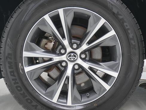 Used 2018 Toyota Highlander Plus FWD image 28