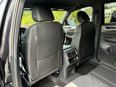 Used 2025 Volkswagen Atlas Cross Sport SE FWD image 15