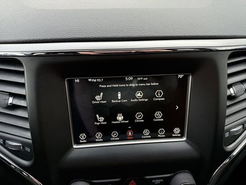 Used 2018 Jeep Grand Cherokee Laredo image 18