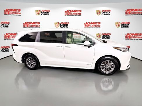 Certified 2021 Toyota Sienna XLE FWD image 18