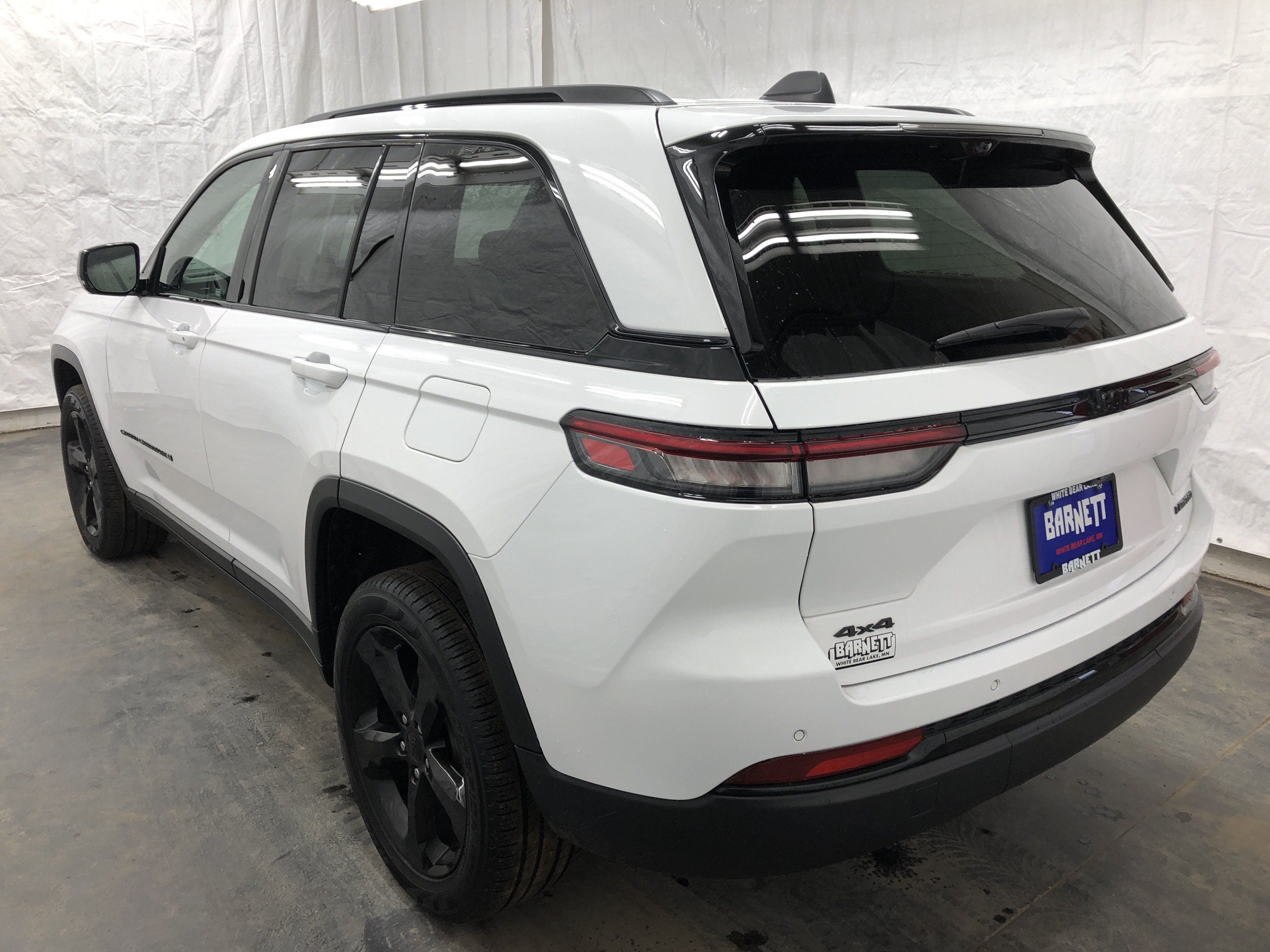 Certified 2024 Jeep Grand Cherokee Limited w/ Luxury Tech Group II AWD/4WD image 6
