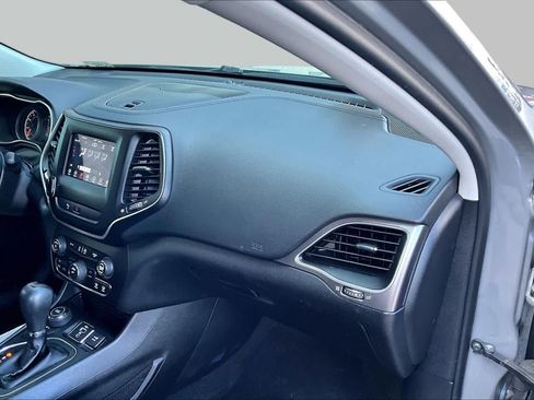 Used 2019 Jeep Cherokee Latitude Plus AWD/4WD image 18