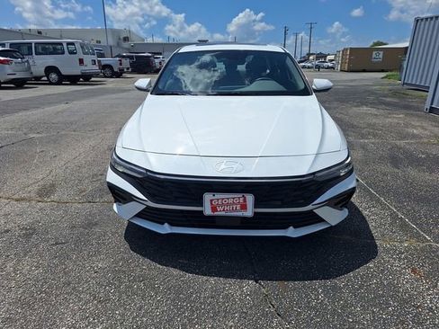 Used 2025 Hyundai Elantra SEL FWD image 9
