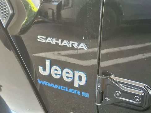 Used 2023 Jeep Wrangler Unlimited Sahara AWD/4WD image 11