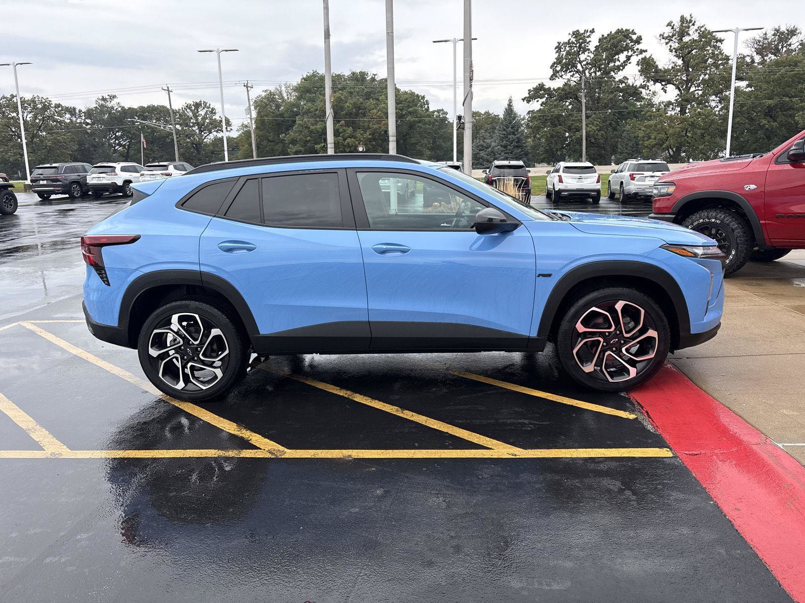 Used 2024 Chevrolet Trax RS w/ Sunroof Package FWD image 4