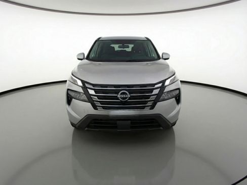 Used 2025 Nissan Rogue SV image 2