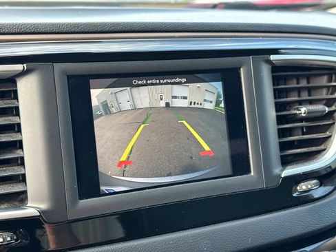 Used 2018 Chrysler Pacifica Touring-L FWD image 20