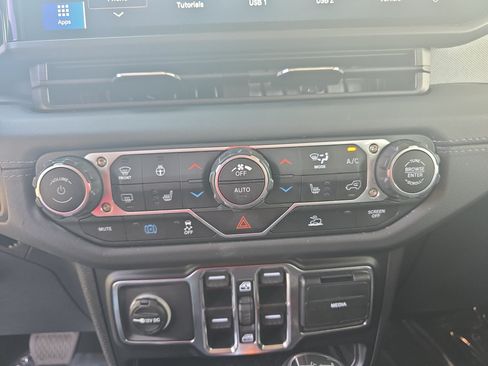 Used 2025 Jeep Wrangler Unlimited Sahara AWD/4WD image 23