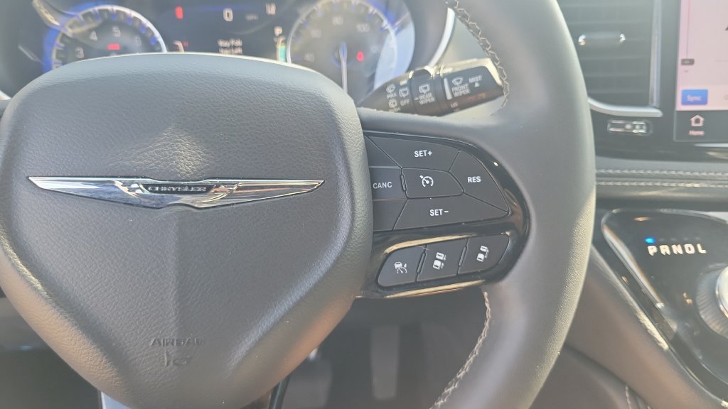 Used 2025 Chrysler Pacifica Limited FWD image 20