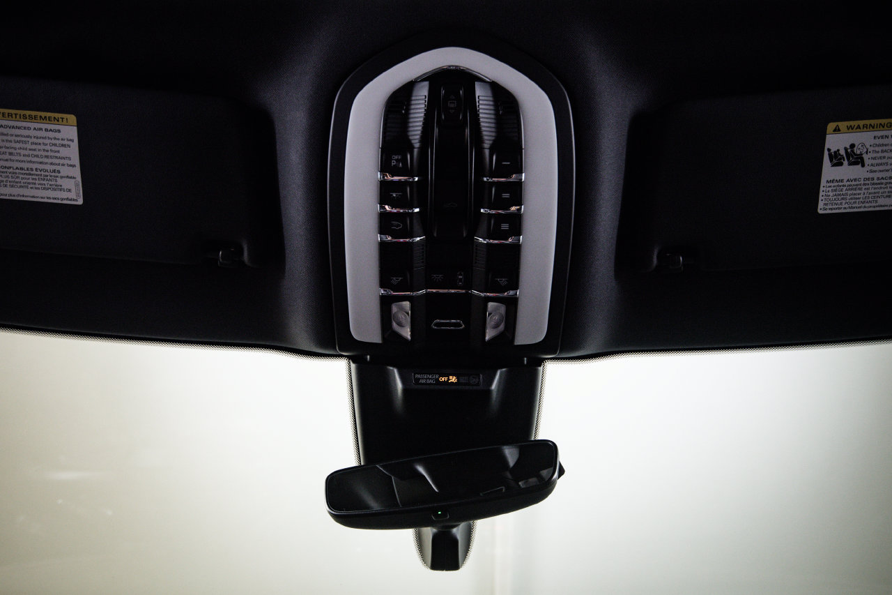 Certified 2023 Porsche Macan Turbo AWD/4WD image 20