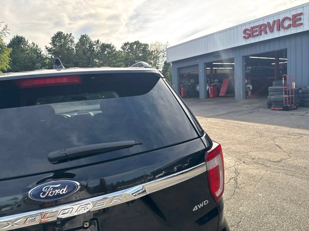 Used 2017 Ford Explorer XLT AWD/4WD image 35