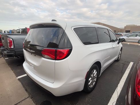 Used 2025 Chrysler Voyager LX image 4