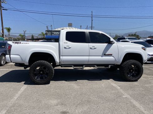 Used 2020 Toyota Tacoma TRD Sport w/ Technology Package RWD image 8