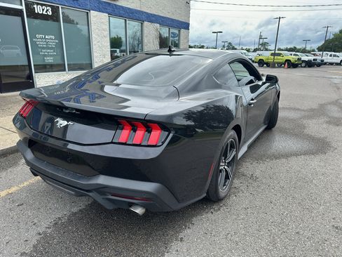 Used 2025 Ford Mustang Coupe RWD image 4