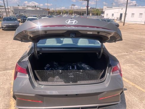 Used 2026 Hyundai Elantra SE FWD image 18