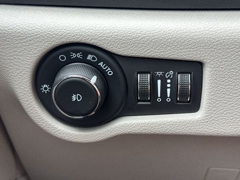Used 2024 Chrysler Pacifica Touring-L FWD image 15