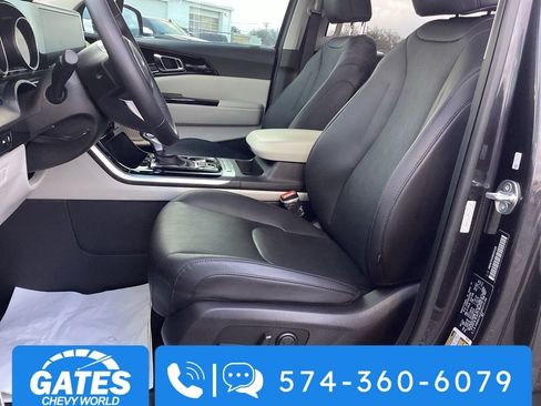 Used 2024 Kia Carnival EX image 13