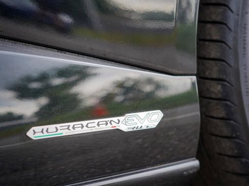 Used 2020 Lamborghini Huracan EVO RWD image 9