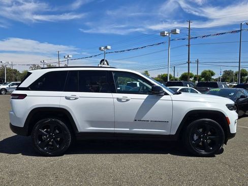 Certified 2023 Jeep Grand Cherokee Limited w/ Black Appearance Package AWD/4WD image 7