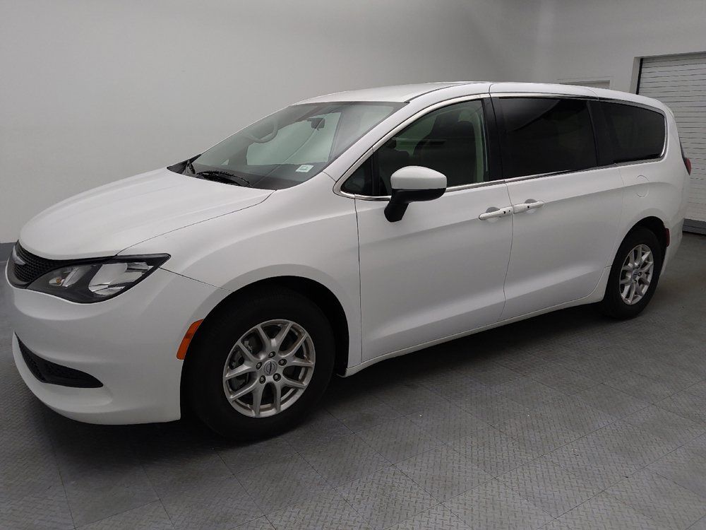 Used 2022 Chrysler Voyager LX FWD image 2