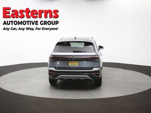 Used 2025 Volkswagen Taos SE AWD/4WD image 35