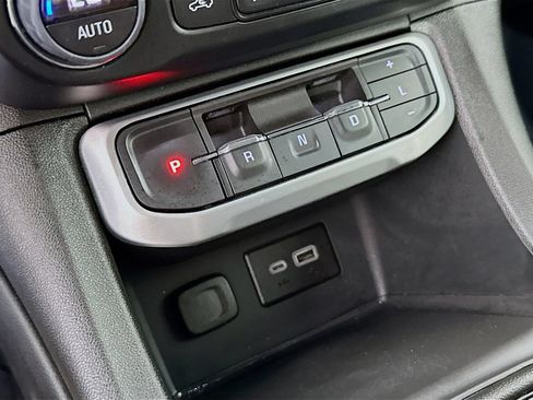 Used 2023 GMC Acadia SLE w/ Elevation Edition FWD image 17