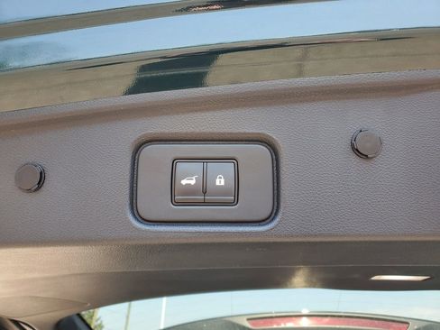Used 2023 Nissan Pathfinder SL AWD/4WD image 9