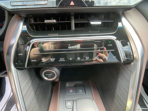 Used 2023 Toyota Venza Limited AWD/4WD image 19
