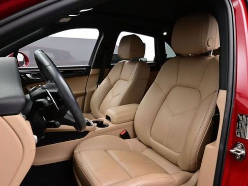 Certified 2023 Porsche Macan AWD/4WD image 5