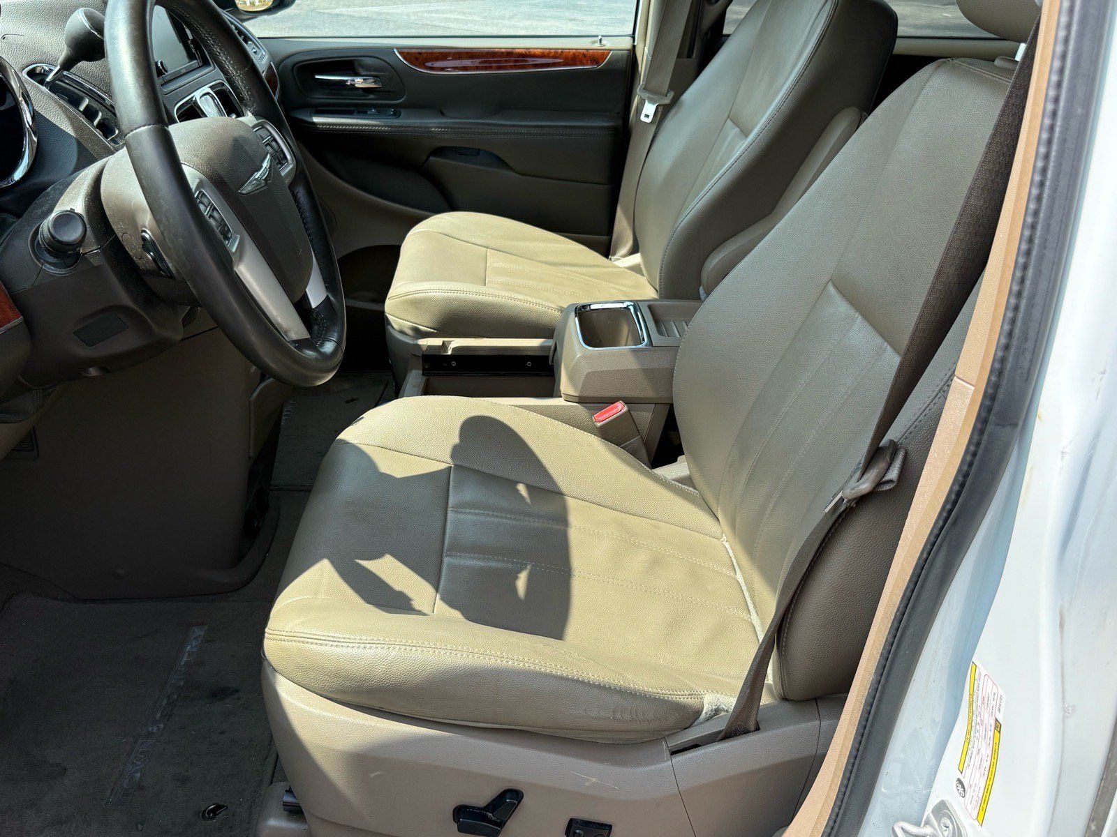 Used 2016 Chrysler Town & Country Touring FWD image 8