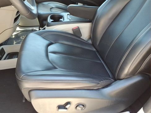 Used 2023 Chrysler Pacifica Touring-L FWD image 17