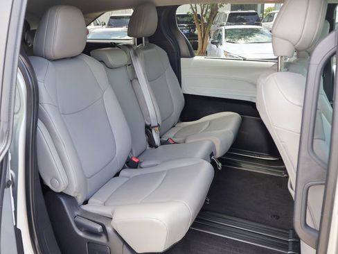 Used 2025 Toyota Sienna XLE FWD image 11