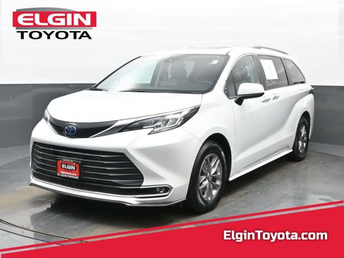 Used 2023 Toyota Sienna XLE image 1