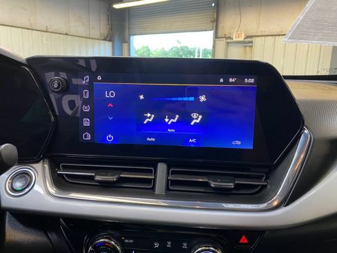 Used 2025 Chevrolet Trax LT FWD image 38