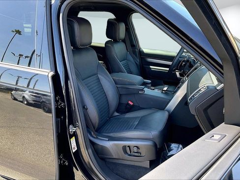 Used 2024 Land Rover Discovery Dynamic SE AWD/4WD image 7