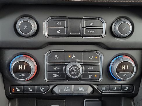 Used 2024 Chevrolet Suburban High Country w/ Advanced Technology Package image 15