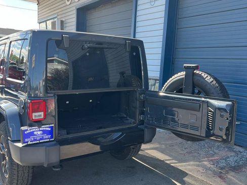 Used 2018 Jeep Wrangler Unlimited Sahara AWD/4WD image 8