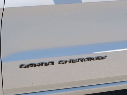 Used 2020 Jeep Grand Cherokee Overland AWD/4WD image 13
