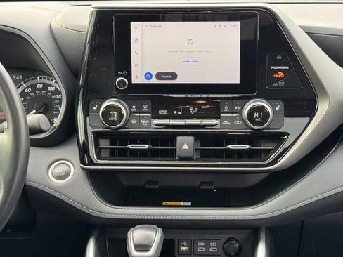 Used 2024 Toyota Highlander XLE image 14