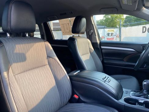 Used 2019 Toyota Highlander LE AWD/4WD image 16