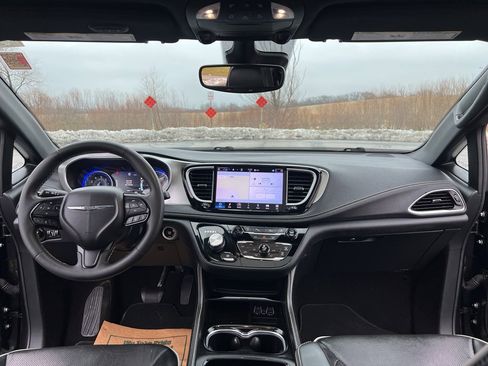 Used 2023 Chrysler Pacifica Limited w/ S Appearance Package image 20