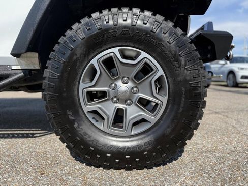 Used 2017 Jeep Wrangler Unlimited Rubicon w/ Connectivity Group image 10