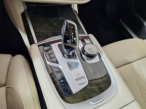 Used 2022 BMW 740i w/ Premium Package RWD image 13
